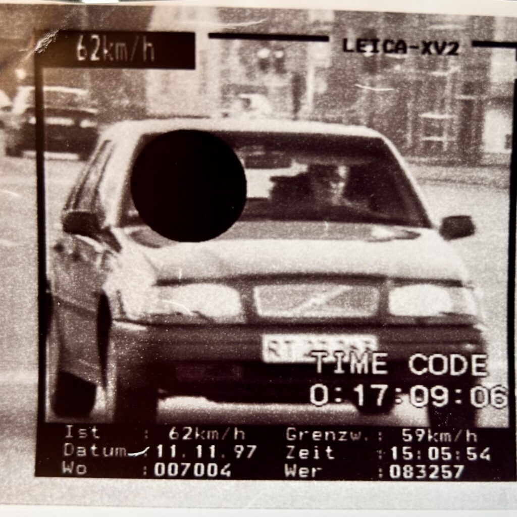 Foto fra Politiets fartkontrol. Mens Per Palmkvist spiste frokost (en fransk hotdog) talte han med en kundes leverandør, altsammen mens han kørte tilbage til kontoret i Hellerup. Han overså en fartkontrol ved Svanemøllen. Godt det kun var en fartkontrol, han overså.