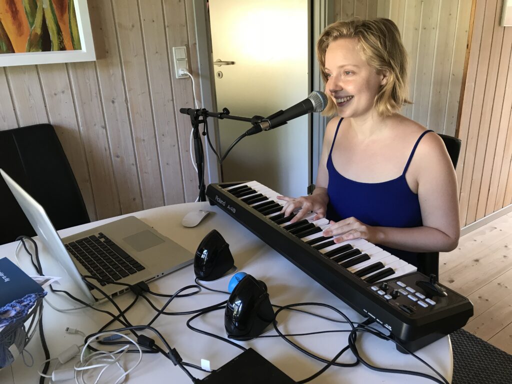 Foto: Nathalie Viuf Stender spielt Klavier