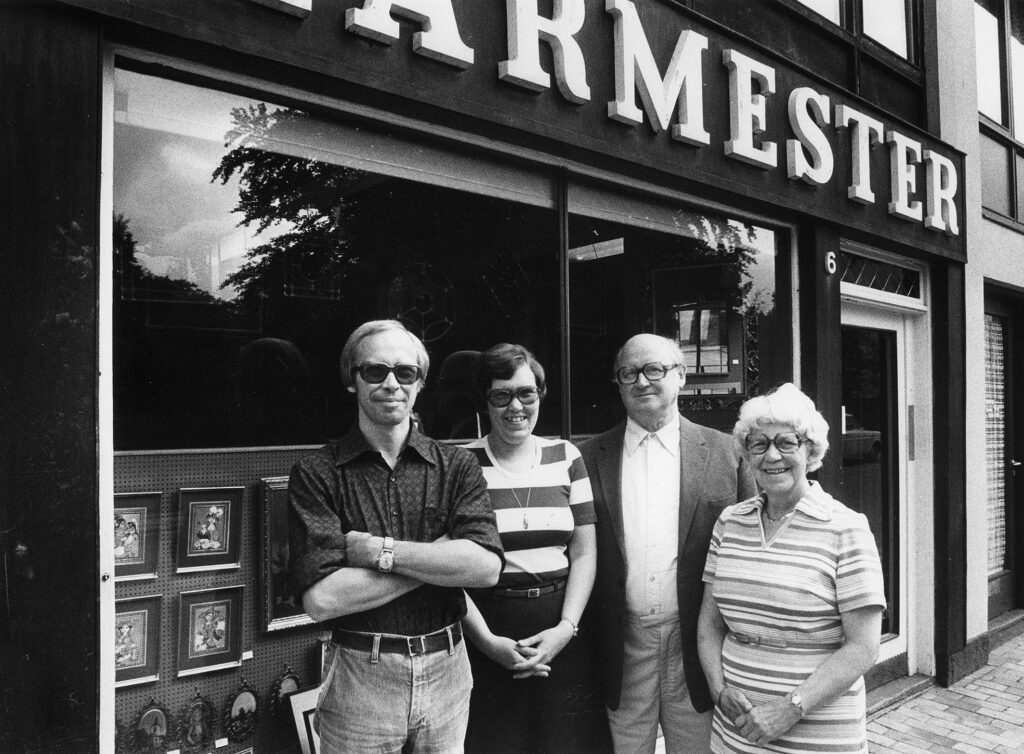 Mogens Stender, Irene Stender, Frode Stender og Edel Stender da Mogens og Irene overtog forretningen i 1980. Foto: Hans Sturesson, Fyens Stiftstidendes pressefotosamling, Odense Stadsarkiv