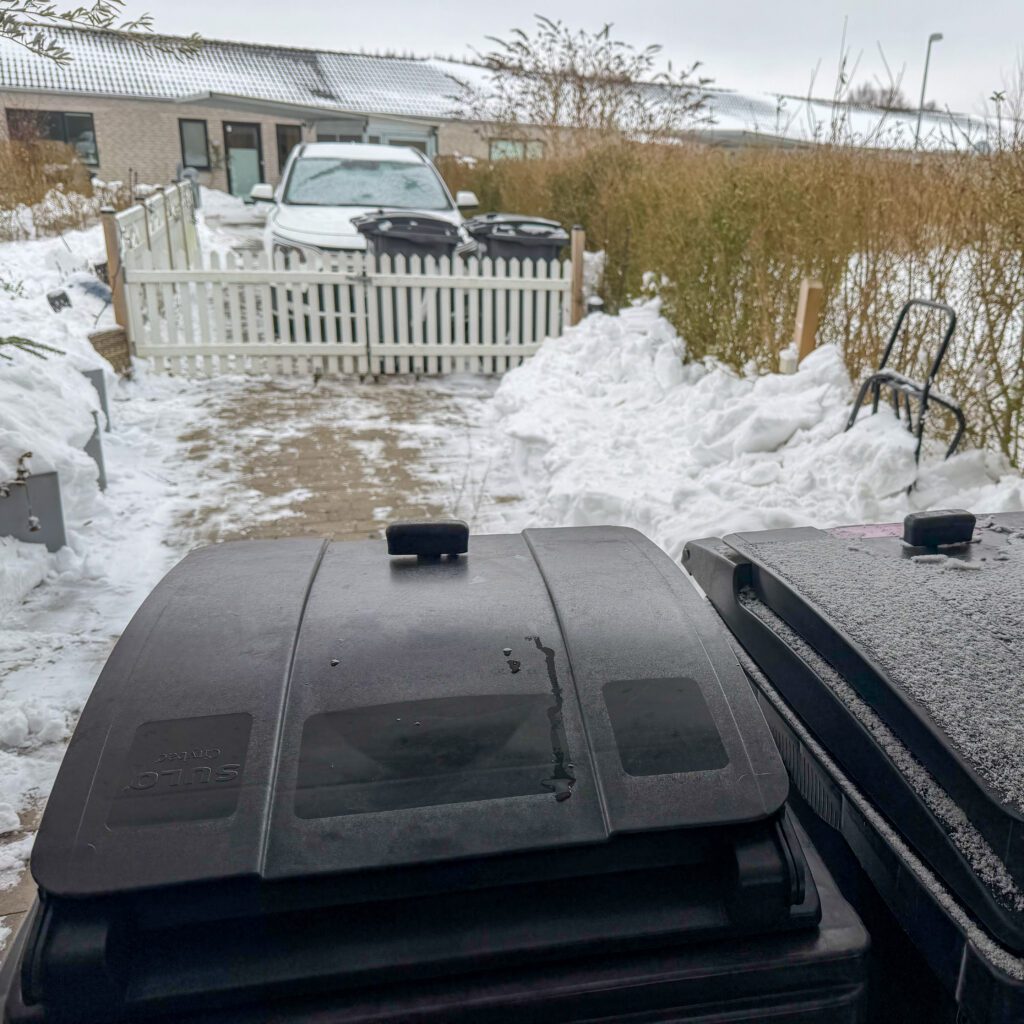 Sæt affaldscontainerne tæt ved døren