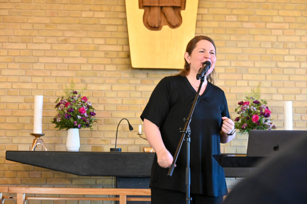 Nina Luna er OLd Stars Gospelkorets dirtgent