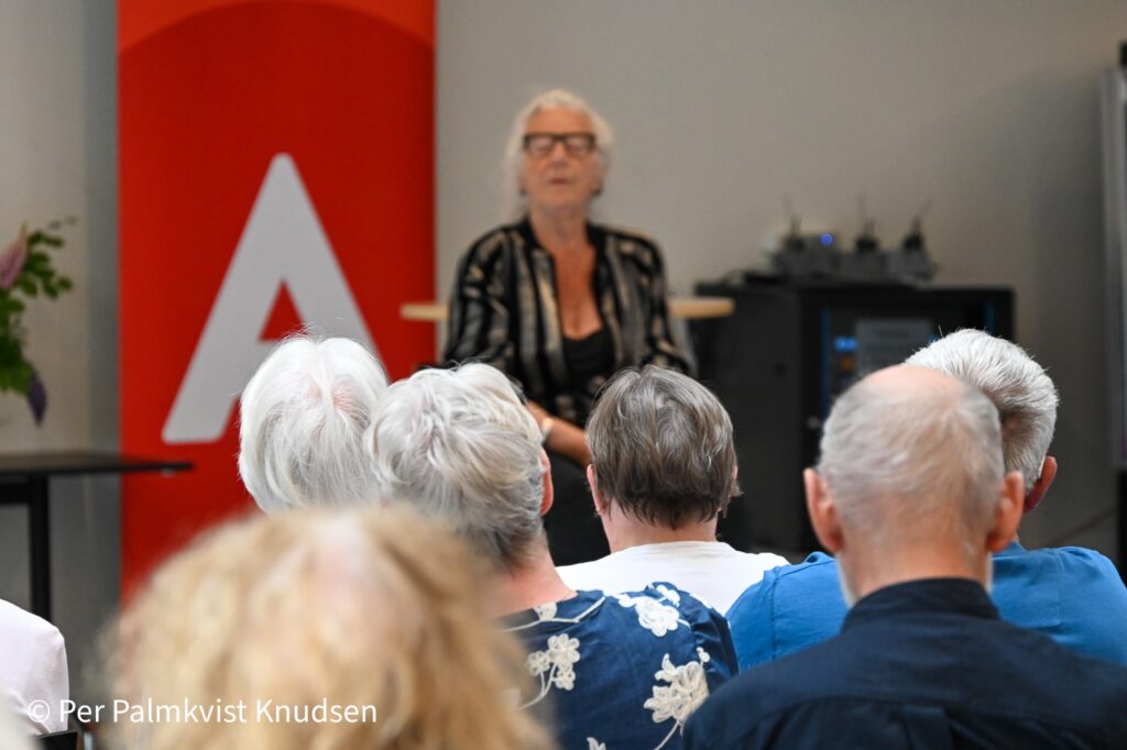 Tidligere Kulturminister Jytte Hilden (A) holdt en tankevækkende og morsom grundslovstale  hos Socialdemokraterne i Allerød Miki Miki Dam Larsen (A) var vært. Foto: BLV/Per Palmkvist Knudsen