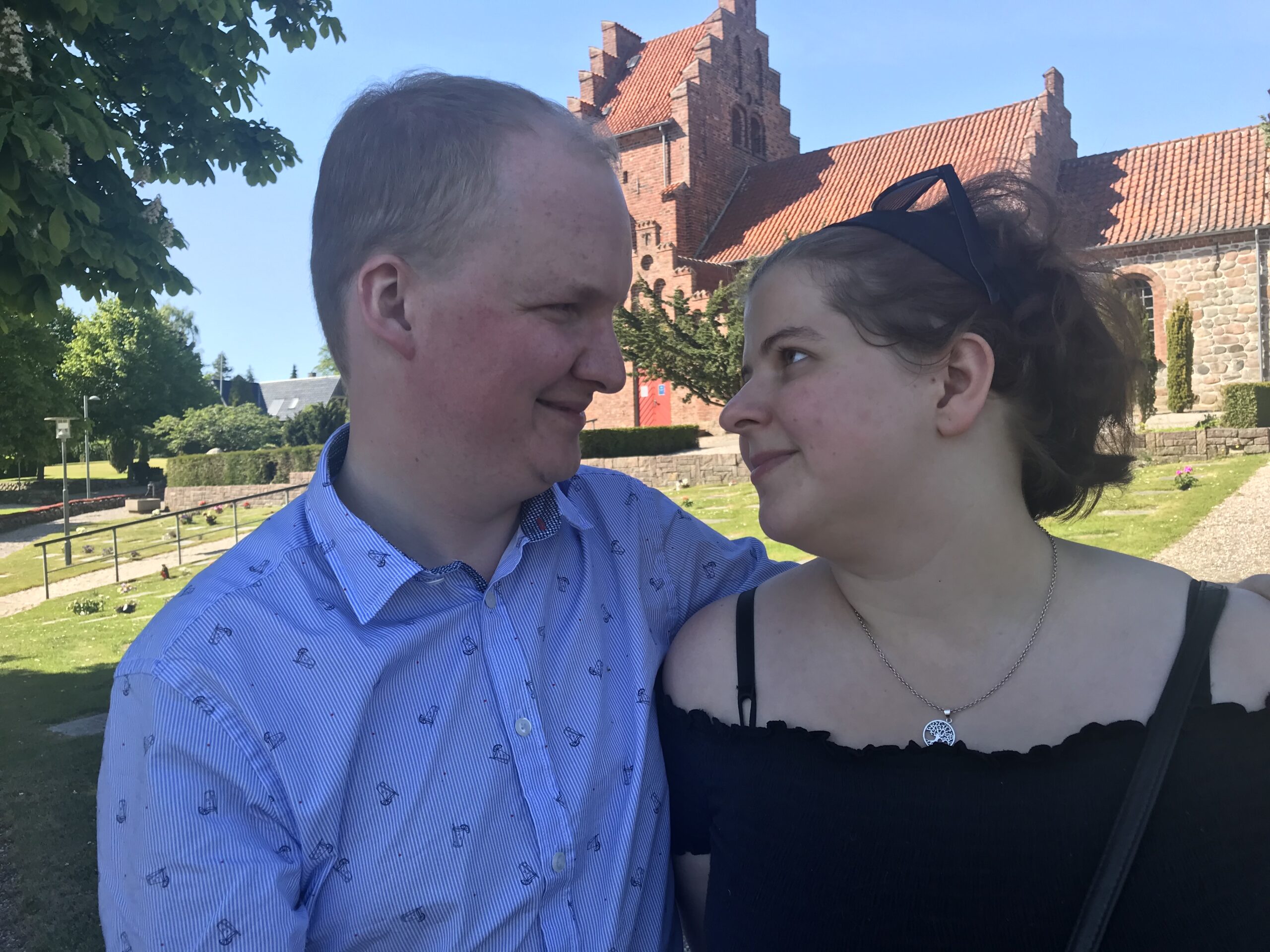 Forår foran Blovstrød Kirke